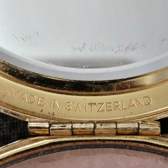 Vintage Elizabeth Arden 1960 Goldtone powder compact, 2.75 " made in Switzerland - Picture 3 of 9